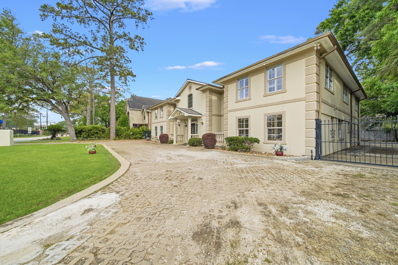 Gated side drive and mature grounds